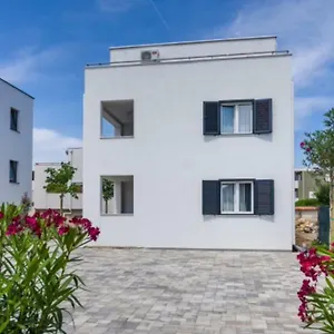 https://apartmani-paradise.hotelinzadar.com